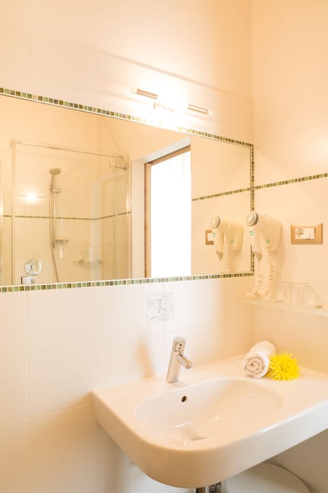 Standard Room | Bathroom | Shower, hair dryer, towels