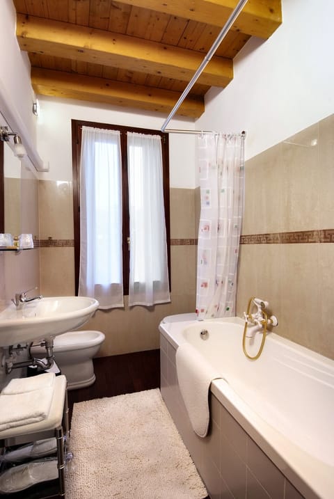 Double Room | Bathroom | Shower, free toiletries, bathrobes, bidet