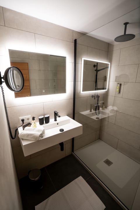 Comfort Double Room | Bathroom | Hair dryer, bathrobes, towels, soap