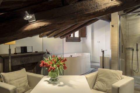 Exclusive Suite, 1 Queen Bed, Hot Tub | Minibar, in-room safe, desk, soundproofing