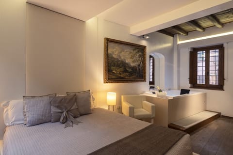 Executive Suite, 1 Queen Bed, Hot Tub | Minibar, in-room safe, desk, soundproofing