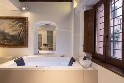 Executive Suite, 1 Queen Bed, Hot Tub | Minibar, in-room safe, desk, soundproofing