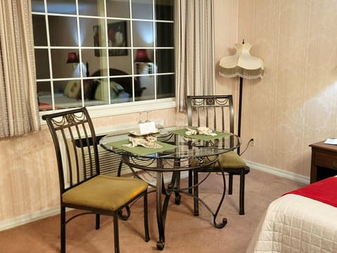 #1 Verbena Suite | In-room dining