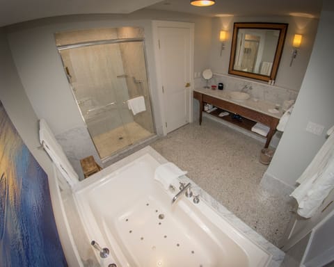 Regal Room | Bathroom | Separate tub and shower, jetted tub, rainfall showerhead, hair dryer