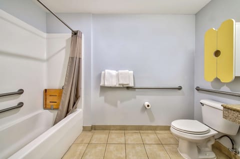 Standard Room, 1 Queen Bed, Accessible, Non Smoking | Bathroom | Combined shower/tub, hair dryer, towels