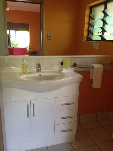 Garden Studio 'Eco Rate' | Bathroom | Separate tub and shower, free toiletries, hair dryer, bathrobes