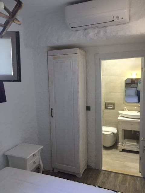 Economy Room | Bathroom | Shower, rainfall showerhead, free toiletries, hair dryer