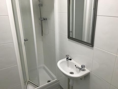 Shower, rainfall showerhead, free toiletries, hair dryer