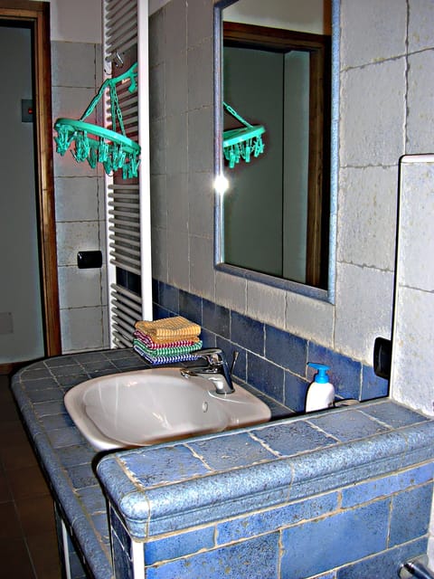 Quadruple Room, Shared Bathroom (Camera 4) | Bathroom | Deep soaking tub, free toiletries, hair dryer, slippers