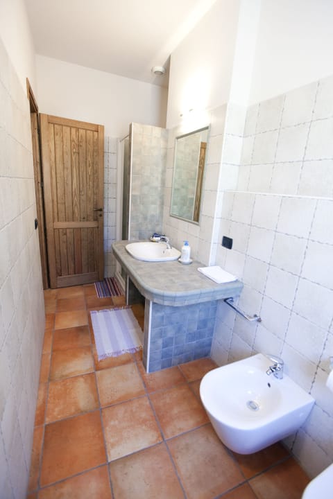 Triple Room (Camera 3) | Bathroom | Deep soaking tub, free toiletries, hair dryer, slippers