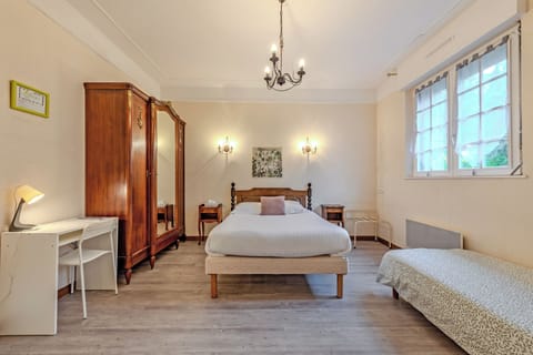 Triple Room | Premium bedding, Select Comfort beds, minibar, desk