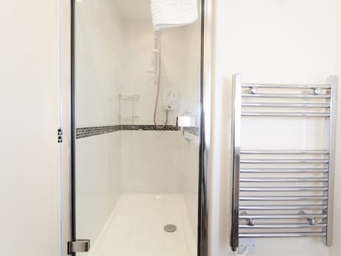 Superior Double or Twin Room | Bathroom shower