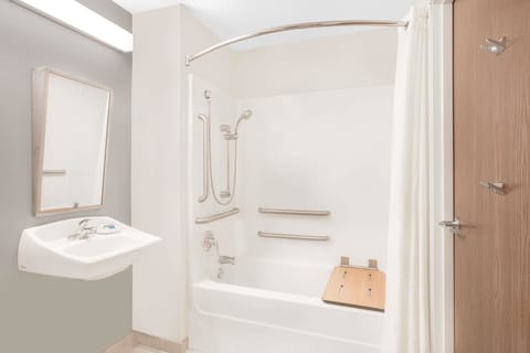 Combined shower/tub, hair dryer, towels