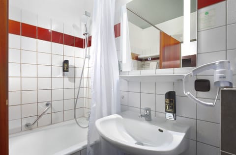 Standard Single Room | Bathroom | Combined shower/tub, hair dryer, towels