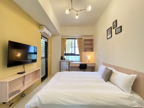 Deluxe Double Room | Desk, laptop workspace, blackout drapes, soundproofing