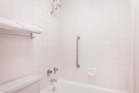 Combined shower/tub, free toiletries, hair dryer, towels