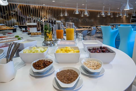 Daily buffet breakfast (CHF 19.90 per person)