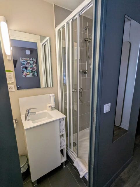 Single Room | Premium bedding, down comforters, desk, blackout drapes