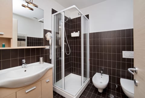 Triple Room | Bathroom | Shower, free toiletries, hair dryer, bidet