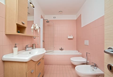 Double Room | Bathroom | Shower, free toiletries, hair dryer, bidet