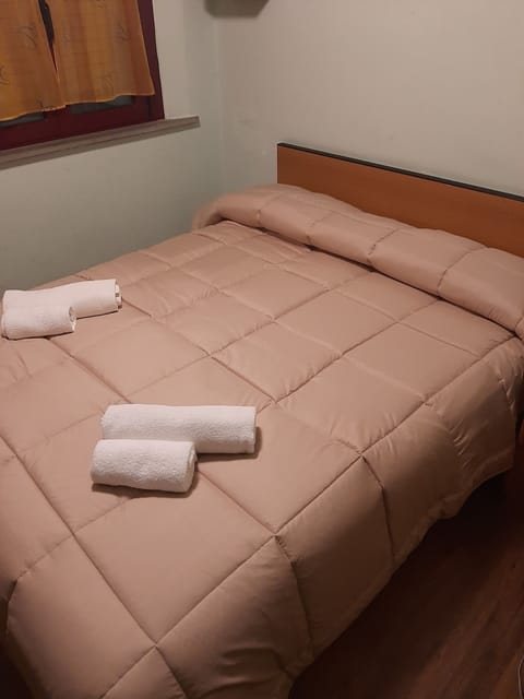 Economy Room, 1 Large Twin Bed, Courtyard View, Courtyard Area | In-room safe, WiFi, bed sheets