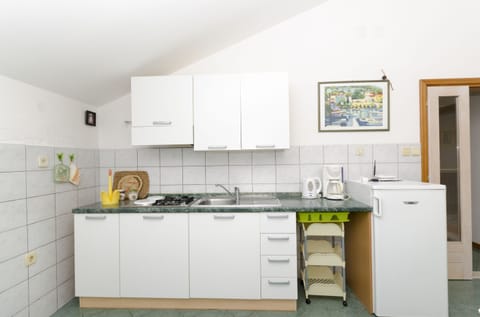 Apartment (A1) | Private kitchen | Fridge, microwave, coffee/tea maker, electric kettle