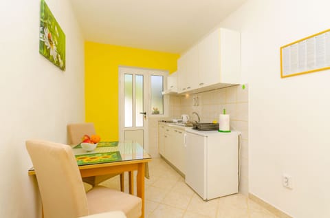 Apartment (A2) | Private kitchen | Fridge, stovetop, coffee/tea maker, electric kettle