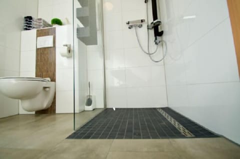 Apartment (Cleaning Fee EUR 80) | Bathroom | Shower, hair dryer, towels, soap