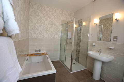 Deluxe Double Room, Ensuite | Bathroom