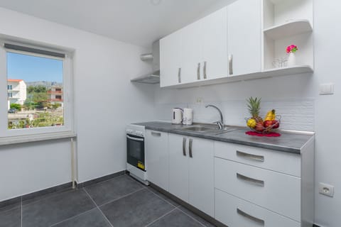 Apartment (A1) | Private kitchen | Fridge, microwave, oven, stovetop