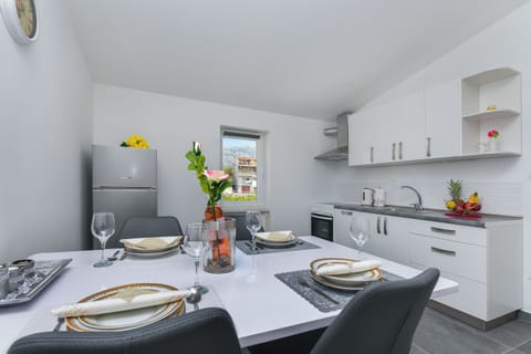 Apartment (A1) | Private kitchen | Fridge, microwave, oven, stovetop