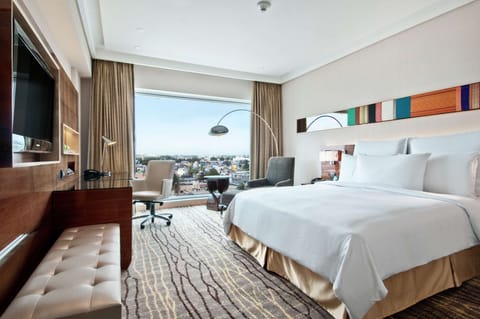 Executive Room, 1 King Bed | Premium bedding, minibar, in-room safe, desk