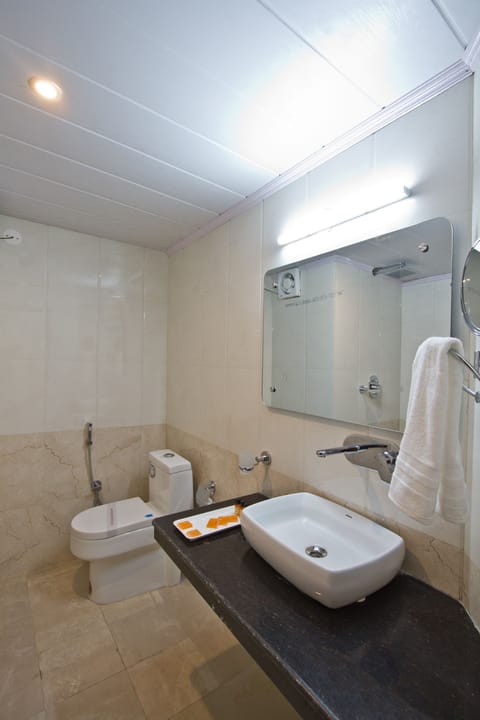 Luxury Room | Bathroom | Shower, free toiletries