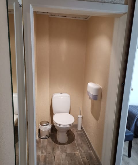 Basic Twin Room | Bathroom amenities | Free toiletries, hair dryer, towels, soap