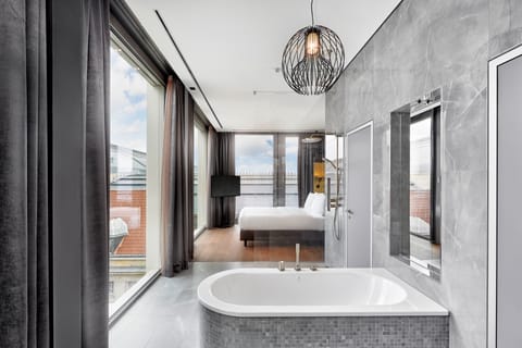 Suite | Deep soaking bathtub