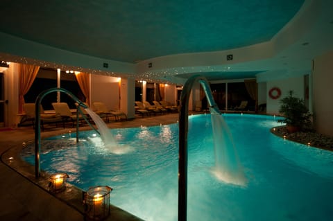 Indoor pool, sun loungers