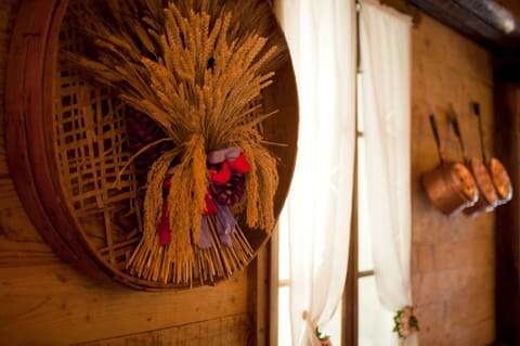 Breakfast, lunch, dinner served; Italian cuisine