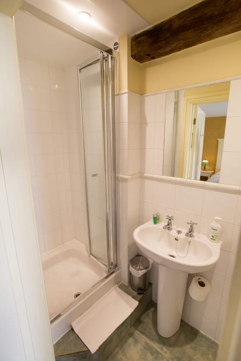 Twin Room | Bathroom | Shower, free toiletries, hair dryer, towels