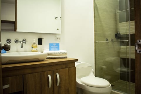 Deluxe Room (Salento, Pijao, Cordoba) | Bathroom | Shower, hair dryer, towels, soap