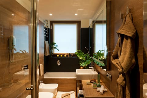 Suite | Bathroom | Combined shower/tub, eco-friendly toiletries, hair dryer, bidet