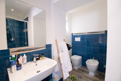 Family Quadruple Room | Bathroom | Shower, free toiletries, hair dryer, bidet