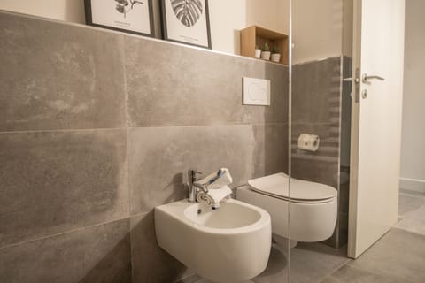 Deluxe Double or Twin Room | Bathroom | Shower, rainfall showerhead, hair dryer, bidet