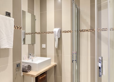 Double or Twin Room | Bathroom | Deep soaking tub, free toiletries, hair dryer, towels