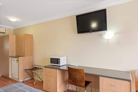 Standard Motel Room - Sleeps 3 | Private kitchenette | Fridge, microwave, coffee/tea maker, toaster