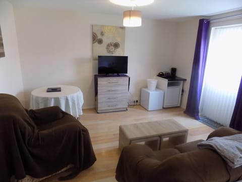 Double Room, Shared Bathroom (1) | Living area | Flat-screen TV