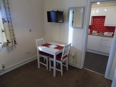 Apartment, 1 Bedroom | In-room dining