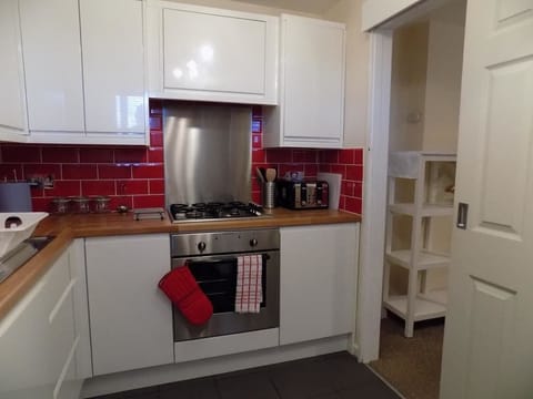 Apartment, 1 Bedroom | Private kitchen | Full-size fridge, microwave, oven, stovetop