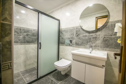 Classic Twin Room | Bathroom | Shower, hair dryer, slippers, towels