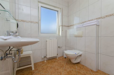 Studio (A1) | Bathroom | Bathrobes, slippers, towels