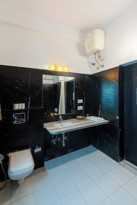 Deluxe Room, 1 Bedroom | Bathroom | Shower, free toiletries, hair dryer, towels